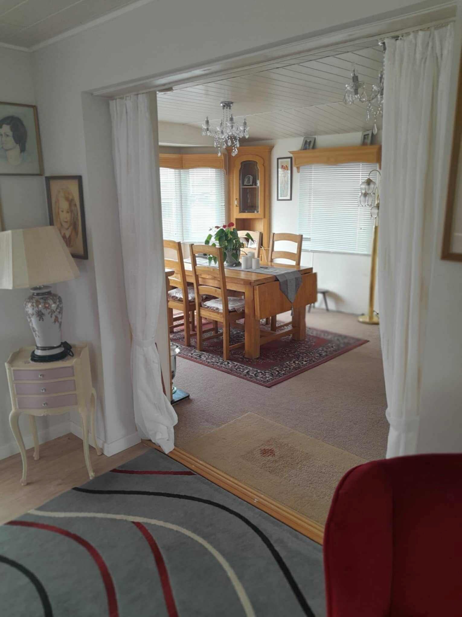 17 loungeintodiningroom