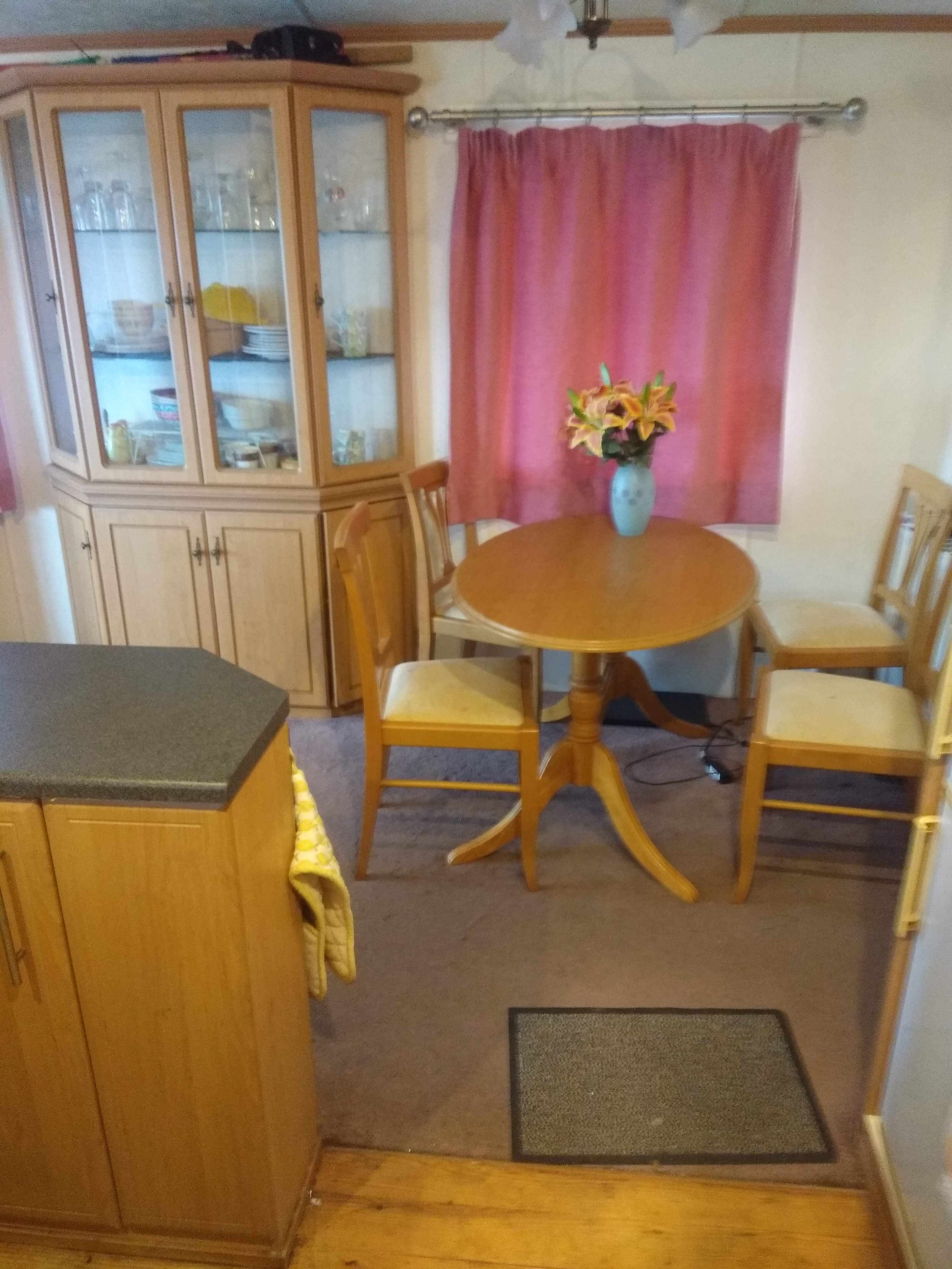 17 loungeintodiningroom